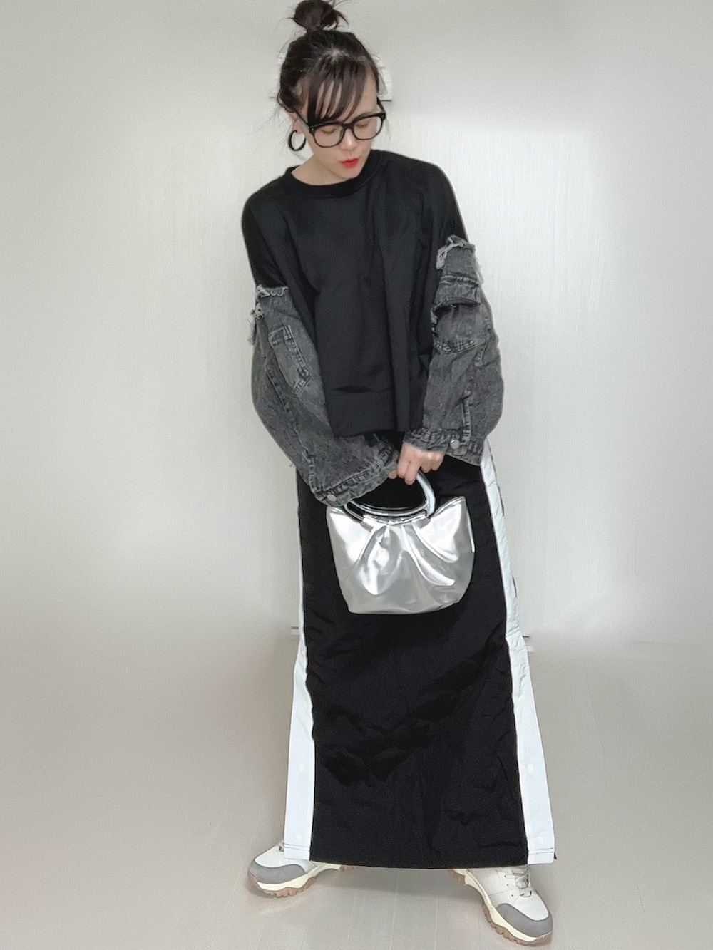 ブラック系のスカート、ベージュ系のスニーカーを着用したレディースの冬コーディネートの2枚目の写真