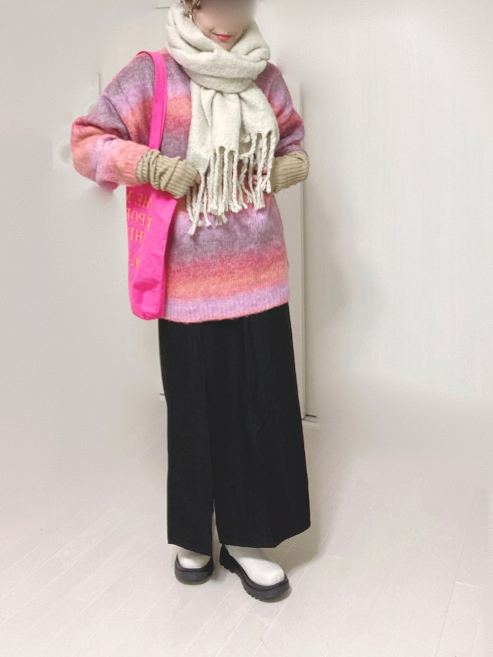 ホワイト系のブーツ、ピンク系のカーディガン/ボレロ、ピンク系のトートバッグを着用したレディースの秋コーディネートの5枚目の写真