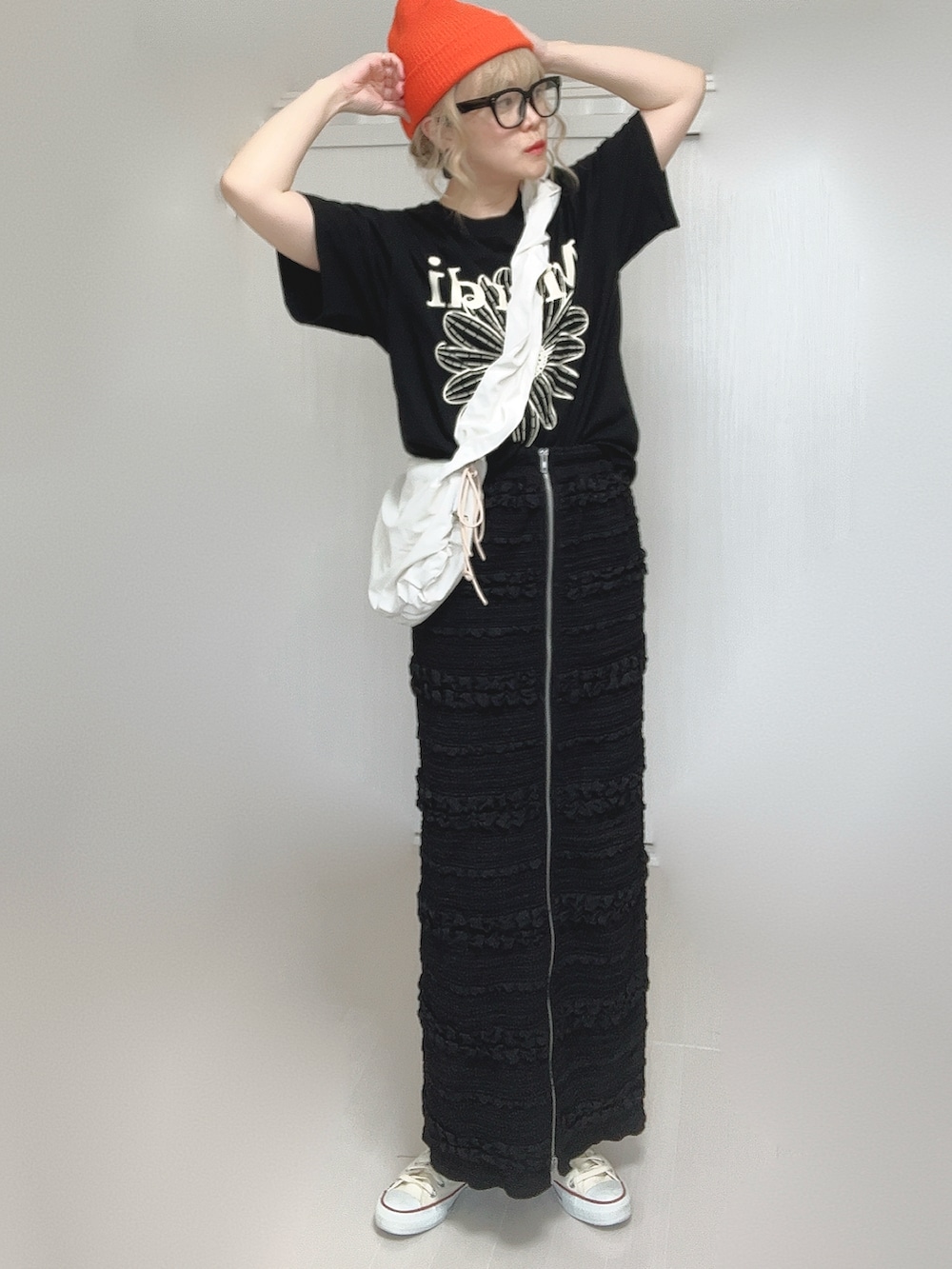 ブラック系のスカート、ホワイト系のショルダーバッグ、ブラック系のTシャツ/カットソーを着用したレディースの夏コーディネートの4枚目の写真