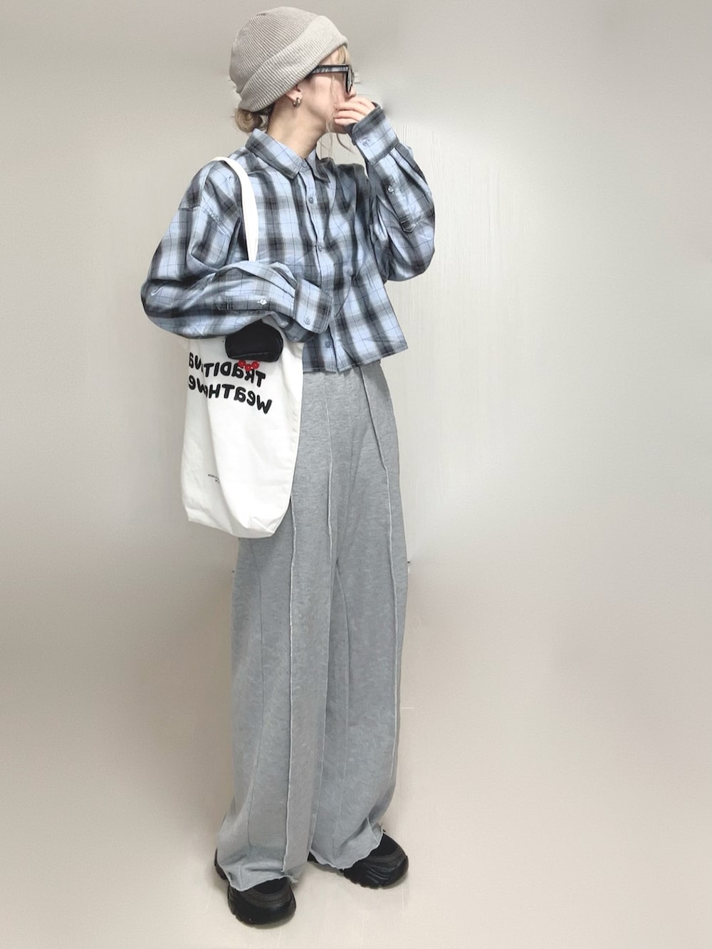 ブルー系のシャツ/ブラウス、グレー系のスウェットパンツ、ホワイト系のトートバッグを着用したレディースの秋コーディネートの2枚目の写真