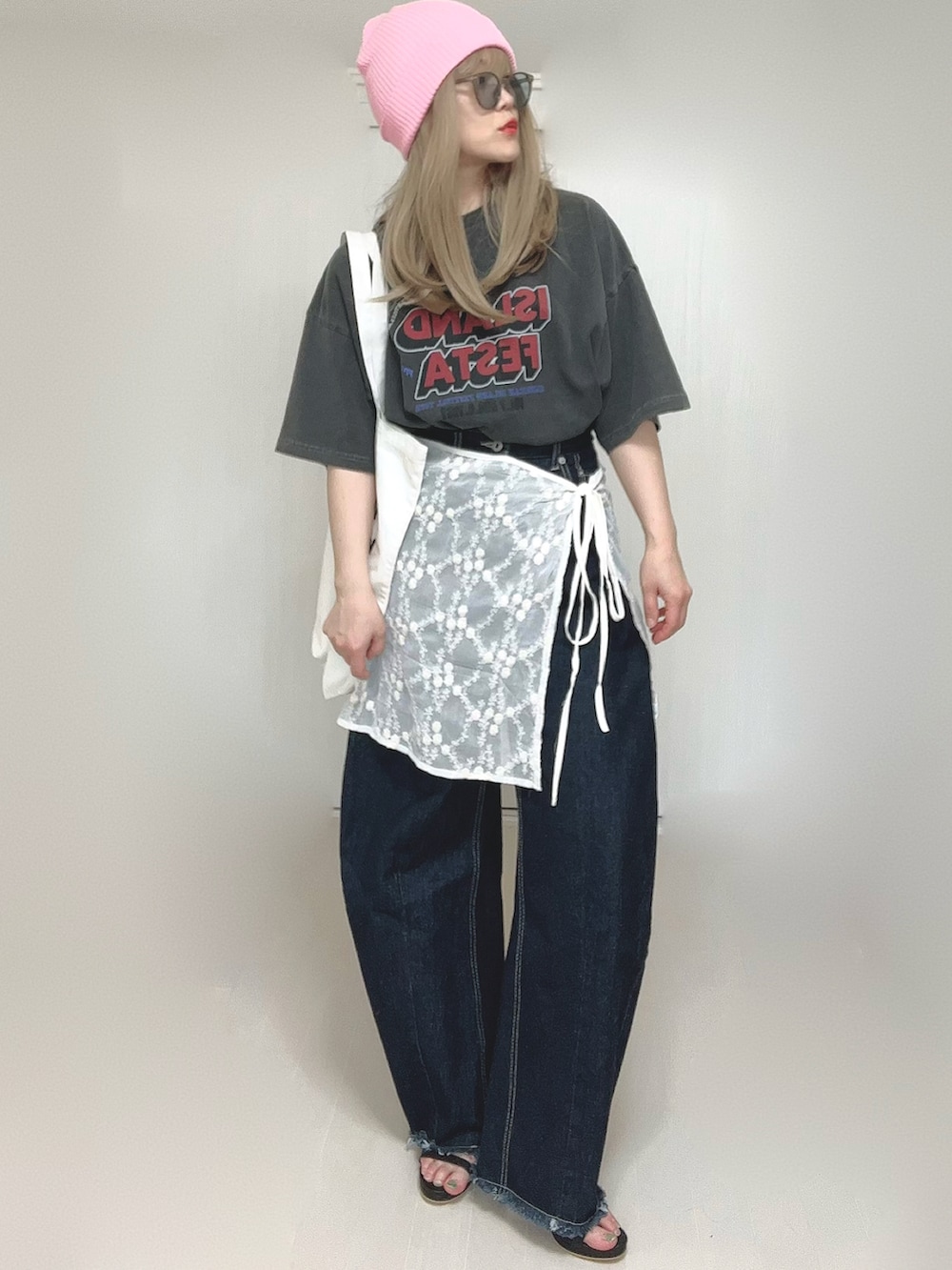 グレー系のTシャツ/カットソー、ホワイト系のトートバッグ、ブラック系のサンダルを着用したレディースの春コーディネートの2枚目の写真