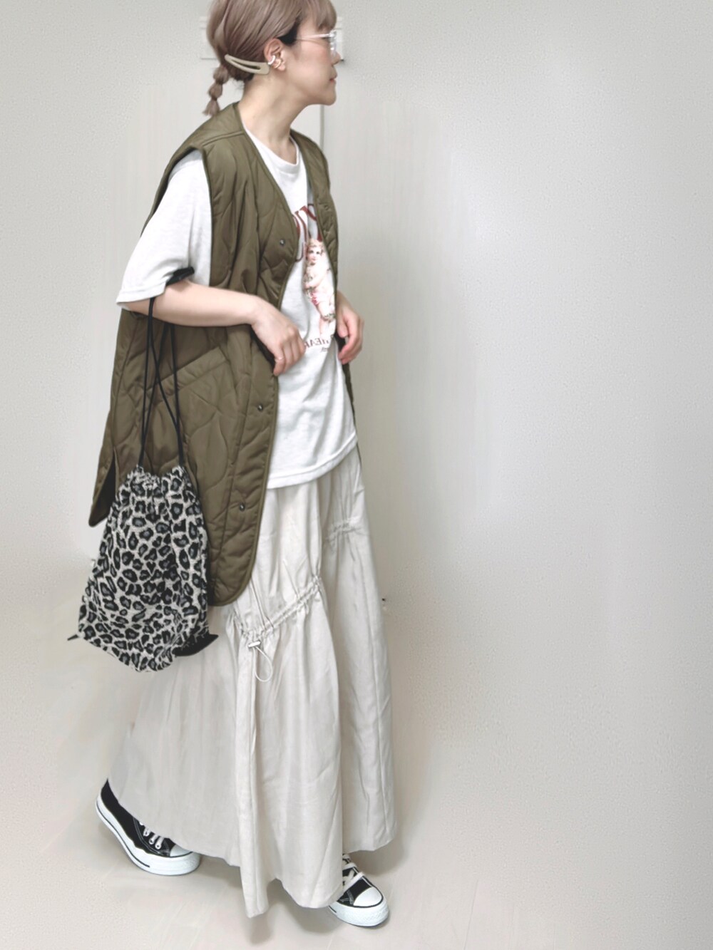 その他のエコバッグ/サブバッグ、ブラック系のスニーカーを着用したレディースの夏コーディネートの2枚目の写真