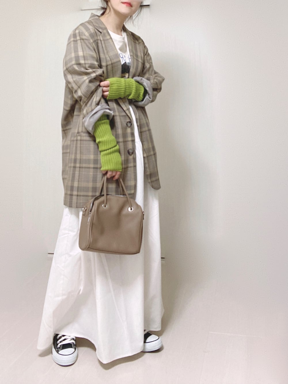 ホワイト系のスカート、ホワイト系のTシャツ/カットソー、ベージュ系のテーラードジャケットを着用したレディースの秋コーディネートの4枚目の写真