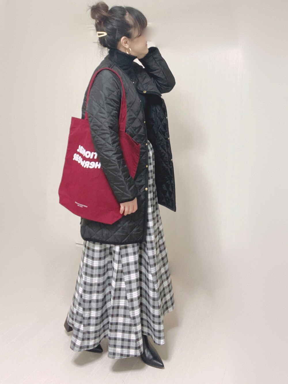 ブラック系のその他アウター、レッド系のトートバッグ、ブラック系のスカートを着用したレディースの秋コーディネートの3枚目の写真