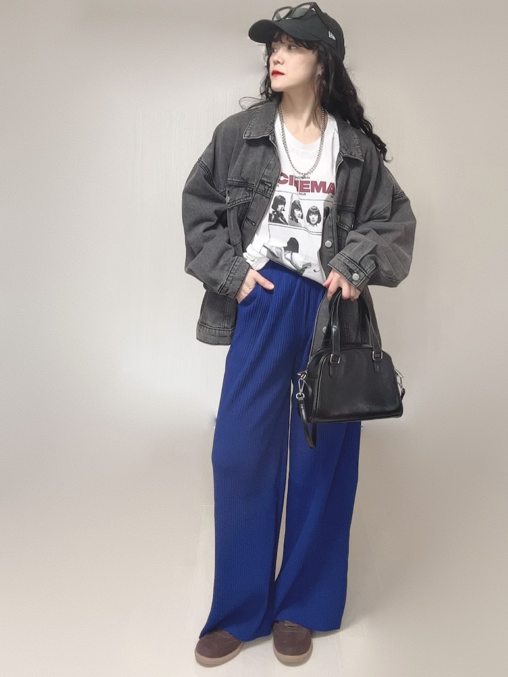 ホワイト系のTシャツ/カットソー、ブラック系のデニムジャケット、ブルー系のその他パンツを着用したレディースの春コーディネートの3枚目の写真