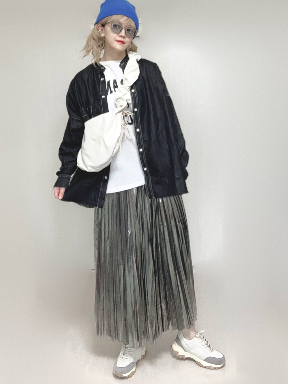 ブラック系のシャツ/ブラウス、ホワイト系のショルダーバッグ、ホワイト系のTシャツ/カットソーを着用したレディースの春コーディネートの5枚目の写真