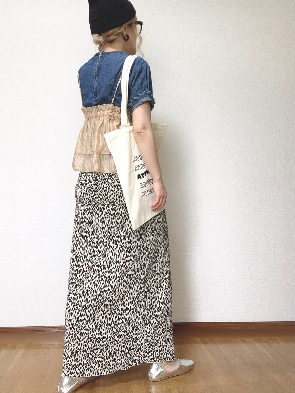 オレンジ系のキャミソール、ベージュ系のスカート、シルバー系のパンプスを着用したレディースの夏コーディネートの3枚目の写真