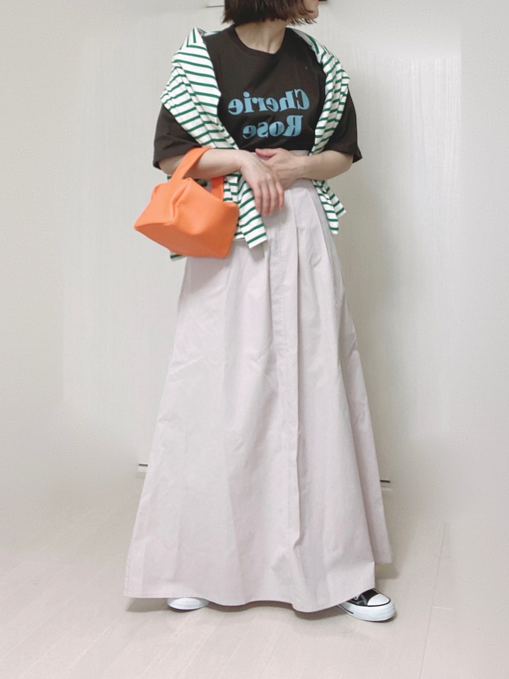 グレー系のTシャツ/カットソー、ホワイト系のTシャツ/カットソー、ベージュ系のスカートを着用したレディースの夏コーディネートの3枚目の写真