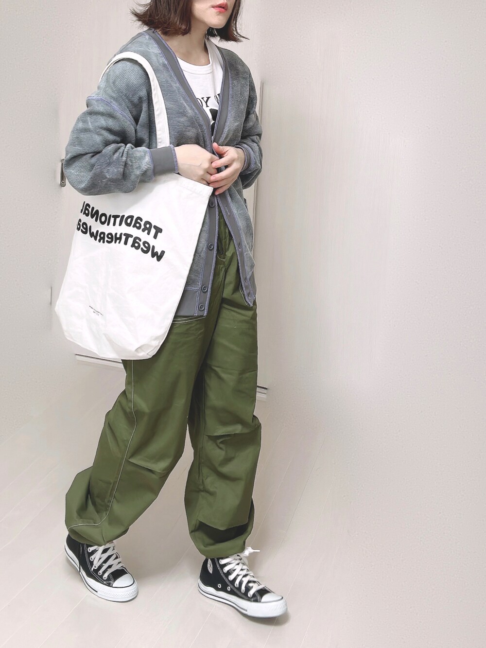 ブラック系のカーディガン/ボレロ、ホワイト系のTシャツ/カットソー、ホワイト系のトートバッグを着用したレディースの春コーディネートの2枚目の写真
