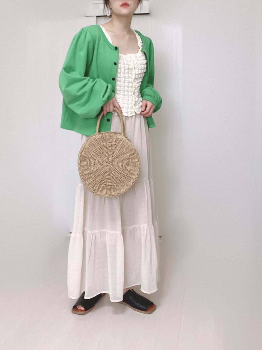 ブラック系のサンダル、ホワイト系のその他トップス、ホワイト系のスカートを着用したレディースの春コーディネートの3枚目の写真