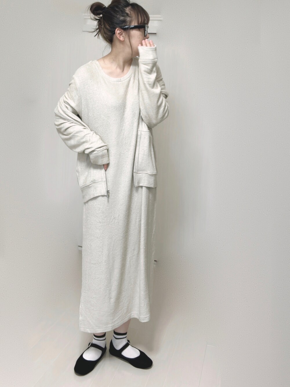 ベージュ系のルームウェア/パジャマ、ベージュ系のルームウェア/パジャマを着用したレディースの夏コーディネートの4枚目の写真