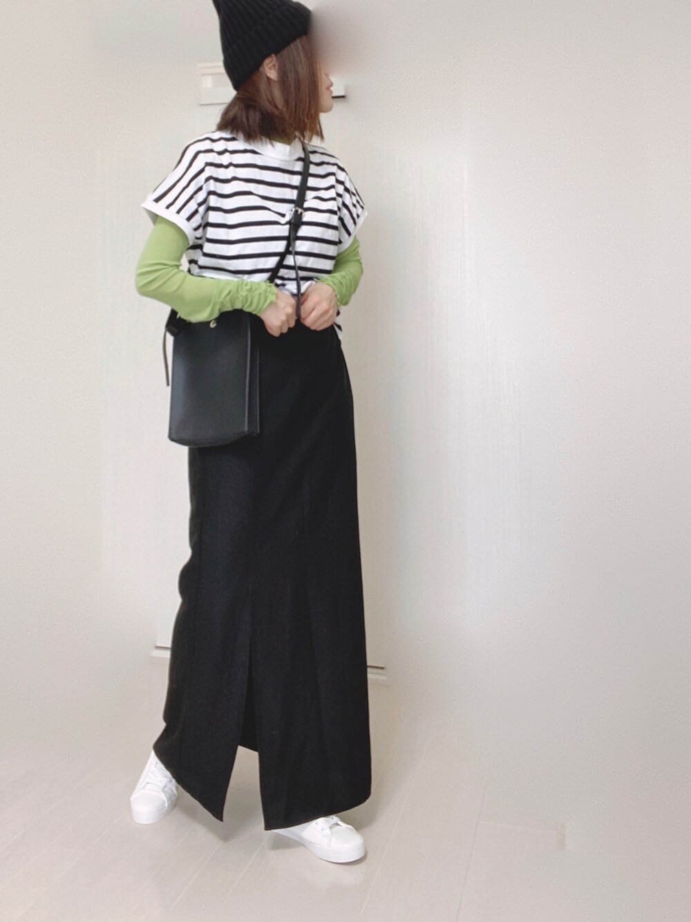 ホワイト系のTシャツ/カットソー、ブラック系のスカート、ホワイト系のスニーカーを着用したレディースの夏コーディネートの5枚目の写真