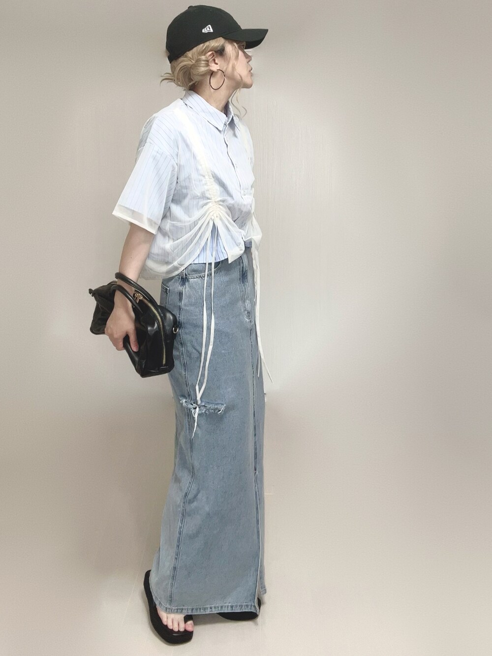 ホワイト系のシャツ/ブラウス、ブラック系のサンダル、ブラウン系のトートバッグを着用したレディースの夏コーディネートの5枚目の写真