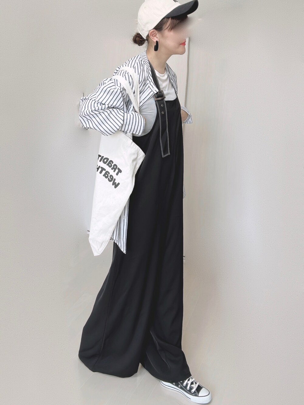 ブラック系のサロペット/オーバーオール、ホワイト系のTシャツ/カットソー、ホワイト系のシャツ/ブラウスを着用したレディースの秋コーディネートの3枚目の写真