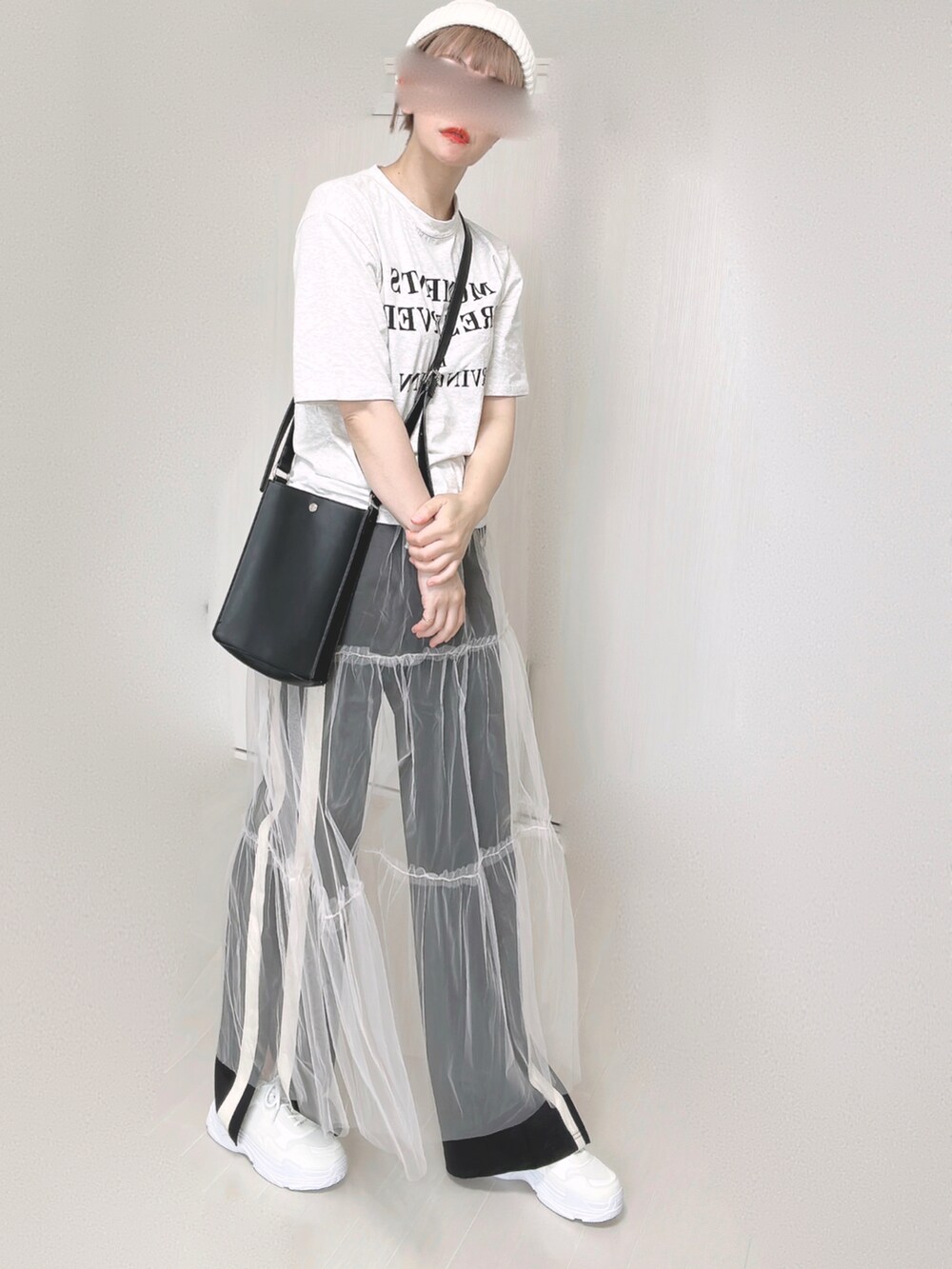 ホワイト系のスカート、ブラック系のその他パンツ、ブラック系のショルダーバッグを着用したレディースの夏コーディネートの5枚目の写真