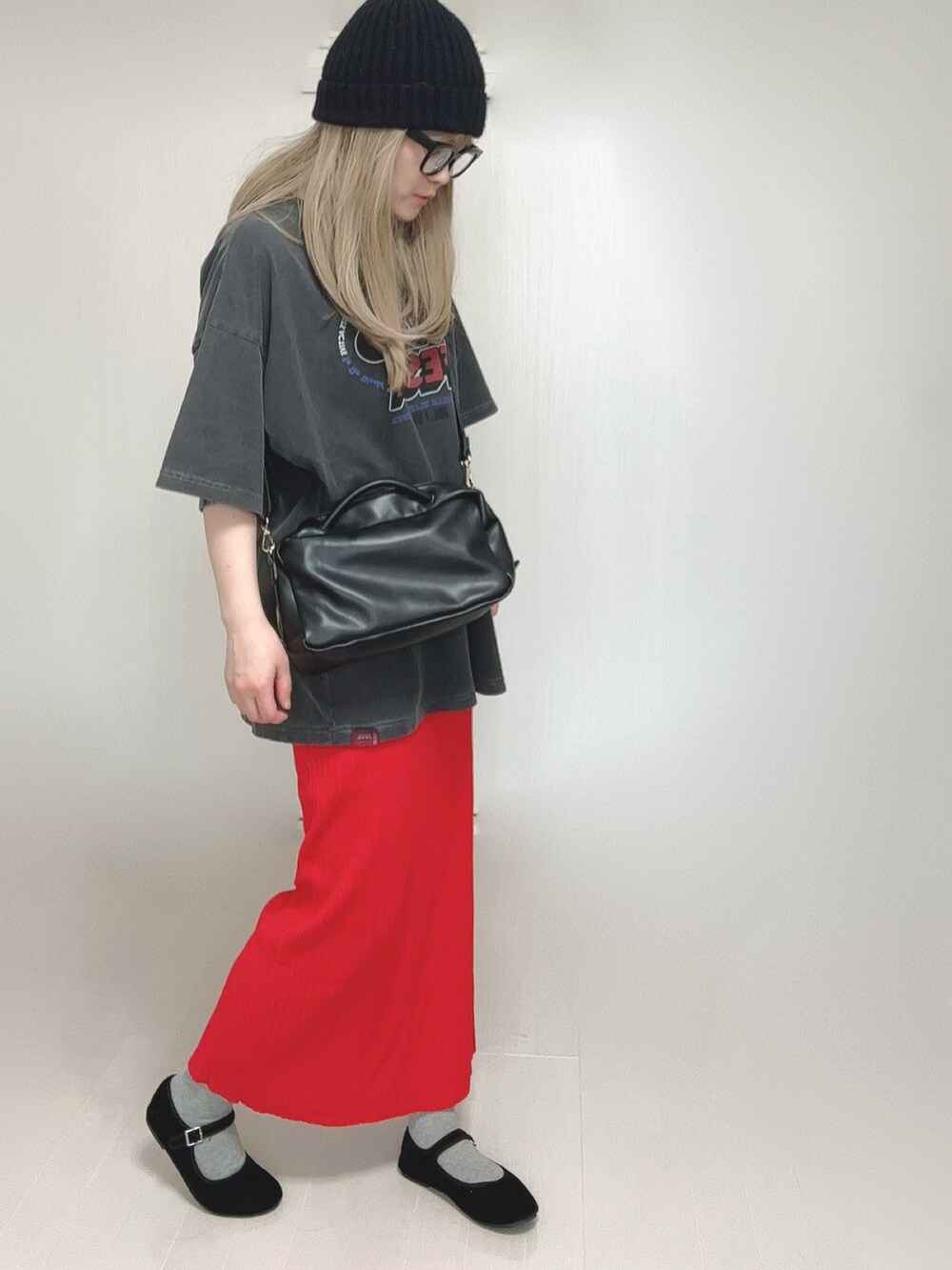 グレー系のTシャツ/カットソー、ブラック系のボストンバッグ、レッド系のスカートを着用したレディースの春コーディネートの5枚目の写真