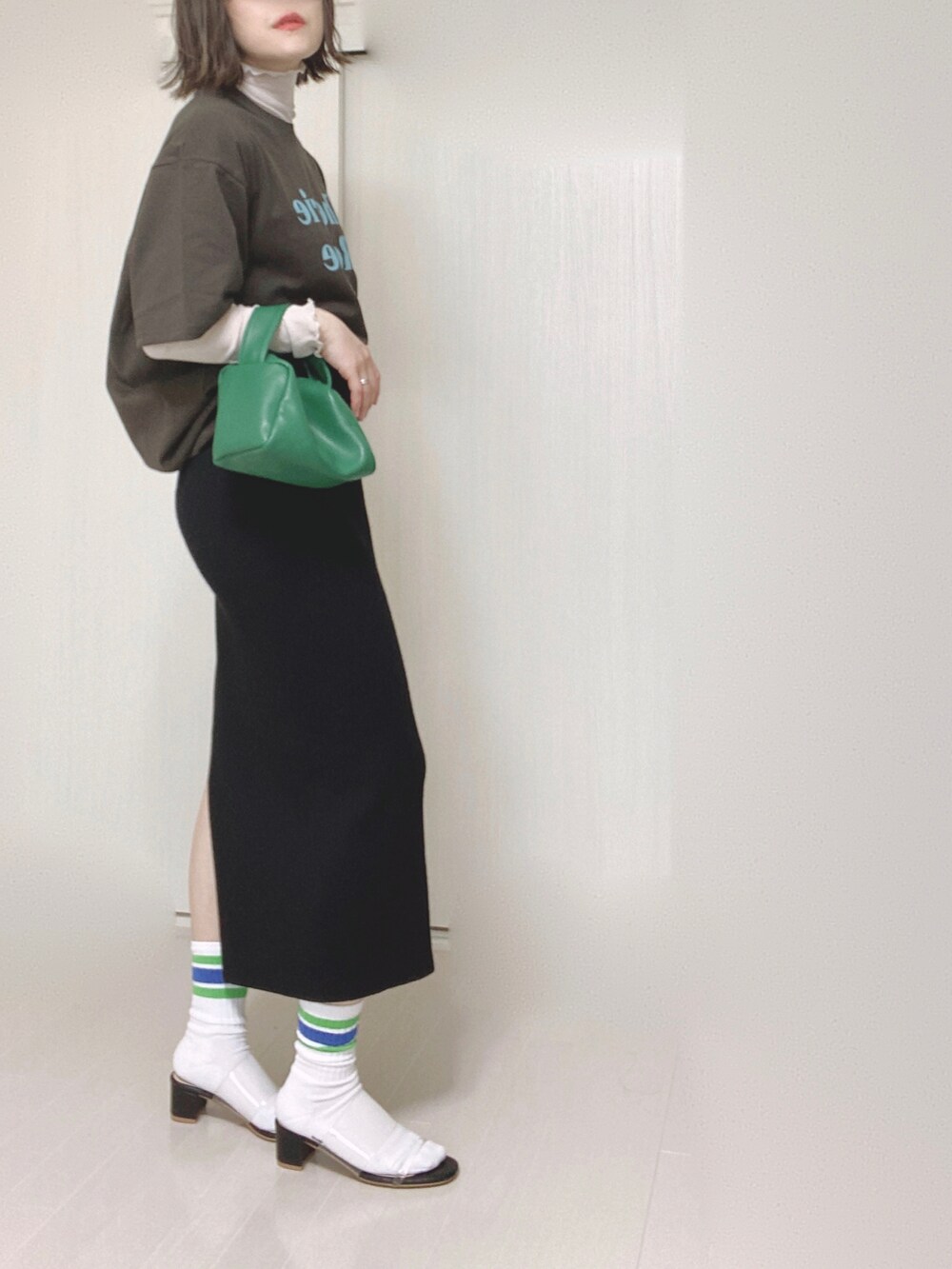 グレー系のTシャツ/カットソー、グレー系のTシャツ/カットソー、グリーン系のハンドバッグを着用したレディースの夏コーディネートの5枚目の写真