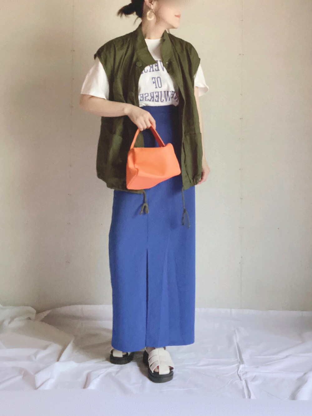 ホワイト系のTシャツ/カットソー、グリーン系のその他アウター、オレンジ系のショルダーバッグを着用したレディースの夏コーディネートの2枚目の写真