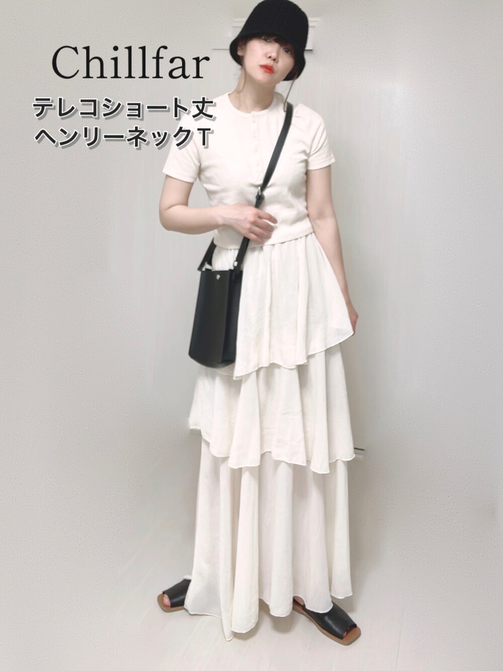 ホワイト系のTシャツ/カットソー、ブラック系のショルダーバッグ、ホワイト系のスカートを着用したレディースの夏コーディネートの3枚目の写真