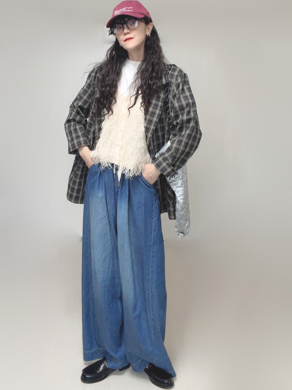 ホワイト系のベスト、ホワイト系のTシャツ/カットソー、ブラック系のテーラードジャケットを着用したレディースの春コーディネートの4枚目の写真