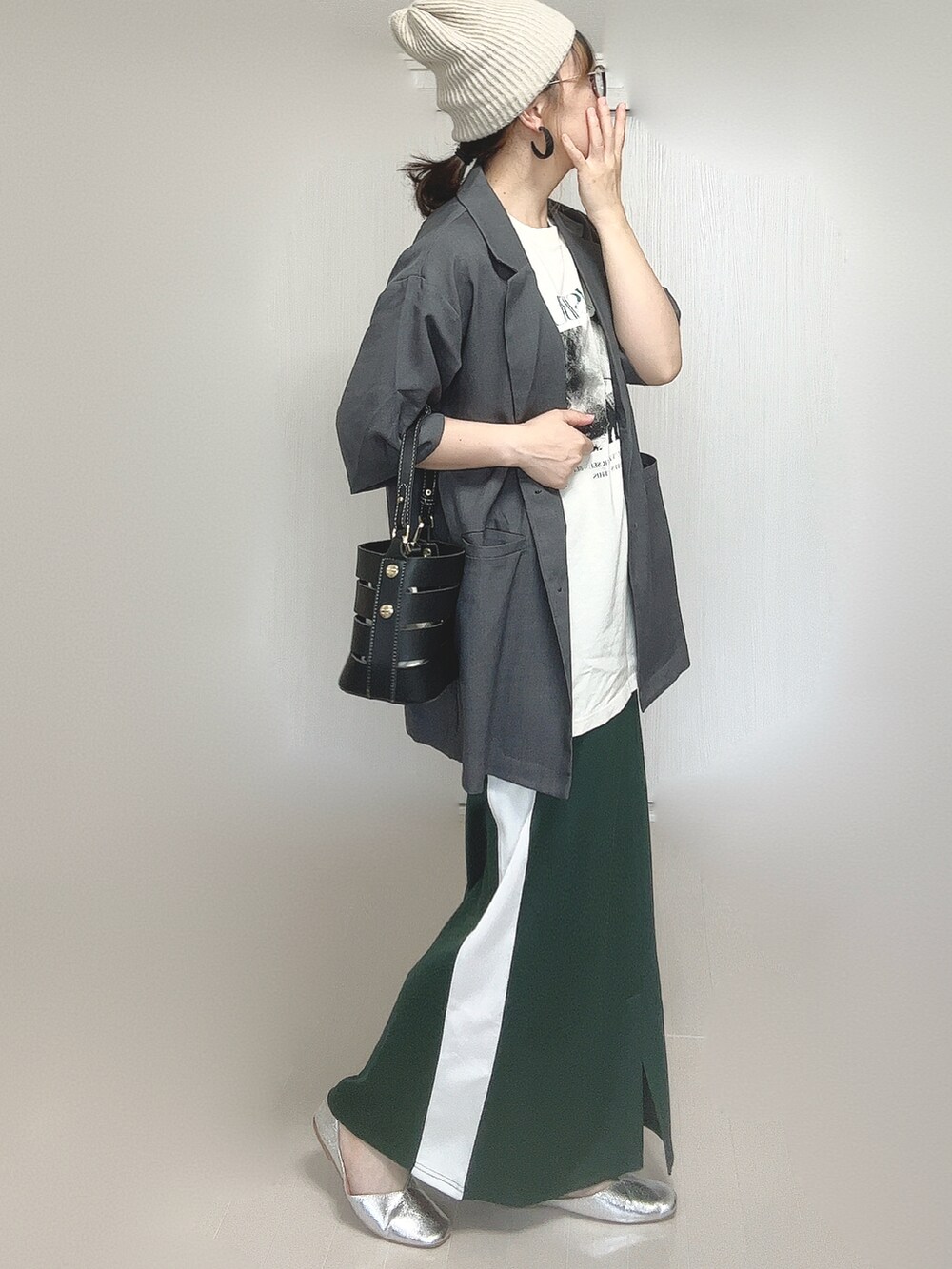 グレー系のテーラードジャケット、ホワイト系のTシャツ/カットソー、ブラック系のショルダーバッグを着用したレディースの夏コーディネートの3枚目の写真