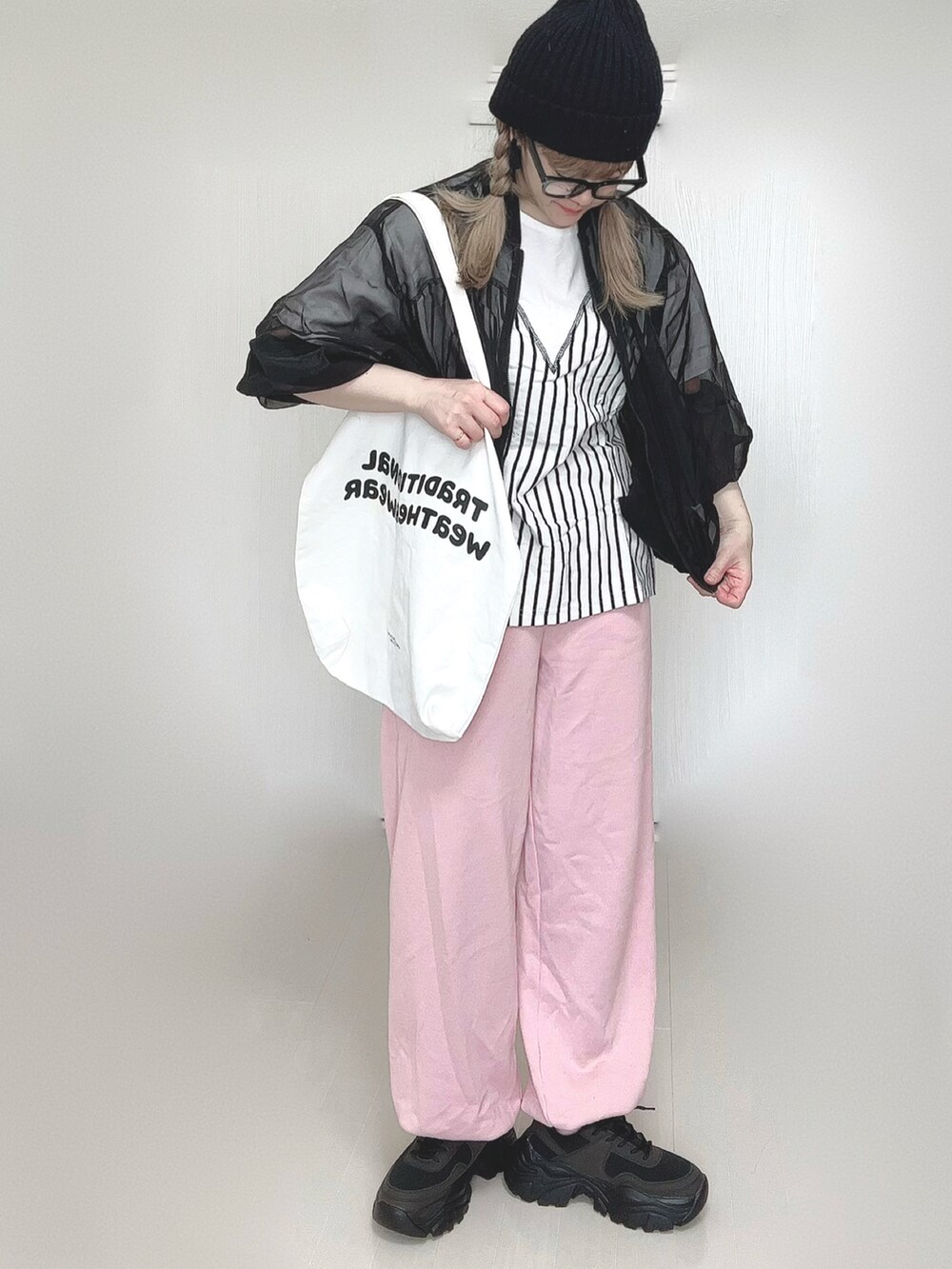 ホワイト系のTシャツ/カットソー、ホワイト系のトートバッグ、ピンク系のスウェットパンツを着用したレディースの春コーディネートの2枚目の写真