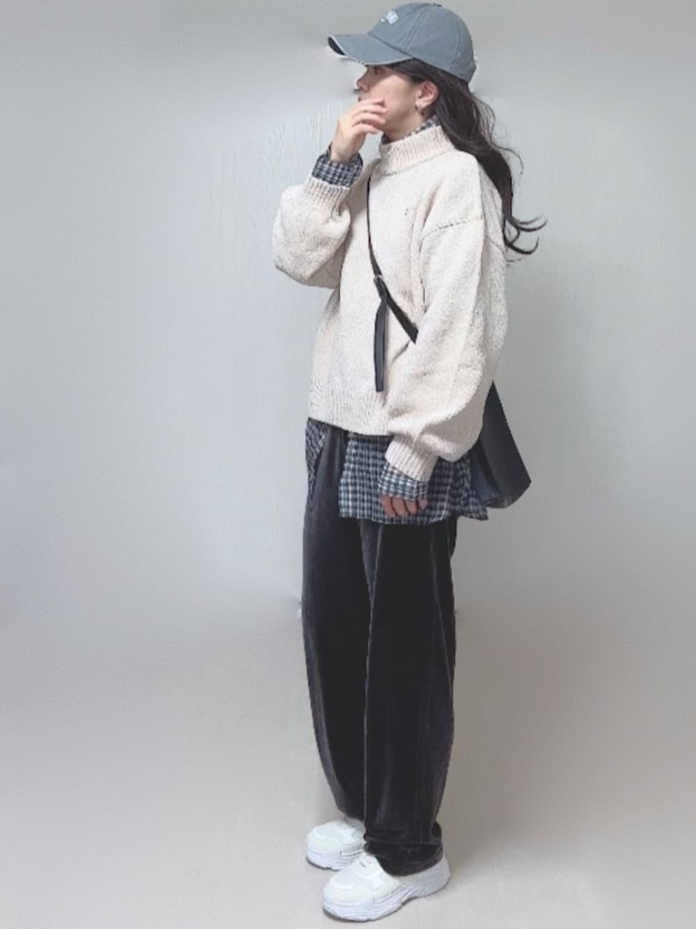 ブラック系のシャツ/ブラウス、ベージュ系のニット/セーター、ブラック系のショルダーバッグを着用したレディースの秋コーディネートの4枚目の写真