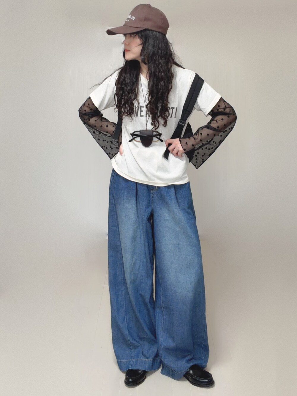 ホワイト系のTシャツ/カットソー、ブラック系のシャツ/ブラウス、ブラック系のローファーを着用したレディースの春コーディネートの3枚目の写真