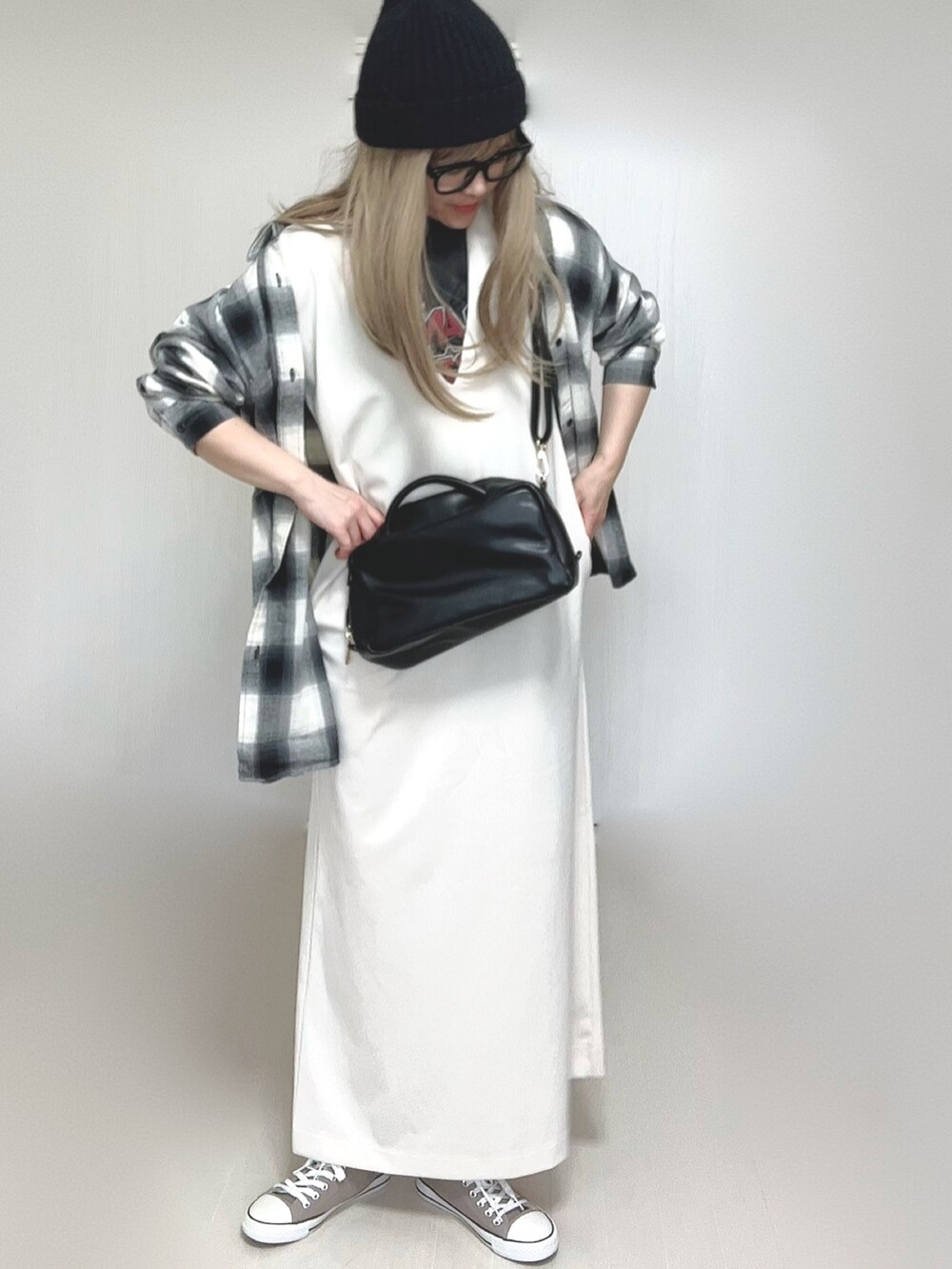 ホワイト系のワンピース、ホワイト系のシャツ/ブラウス、グレー系のTシャツ/カットソーを着用したレディースの春コーディネートの3枚目の写真