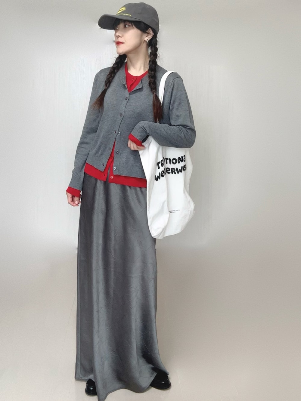 グレー系のカーディガン/ボレロ、グレー系のスカート、ブラック系のローファーを着用したレディースの冬コーディネートの3枚目の写真