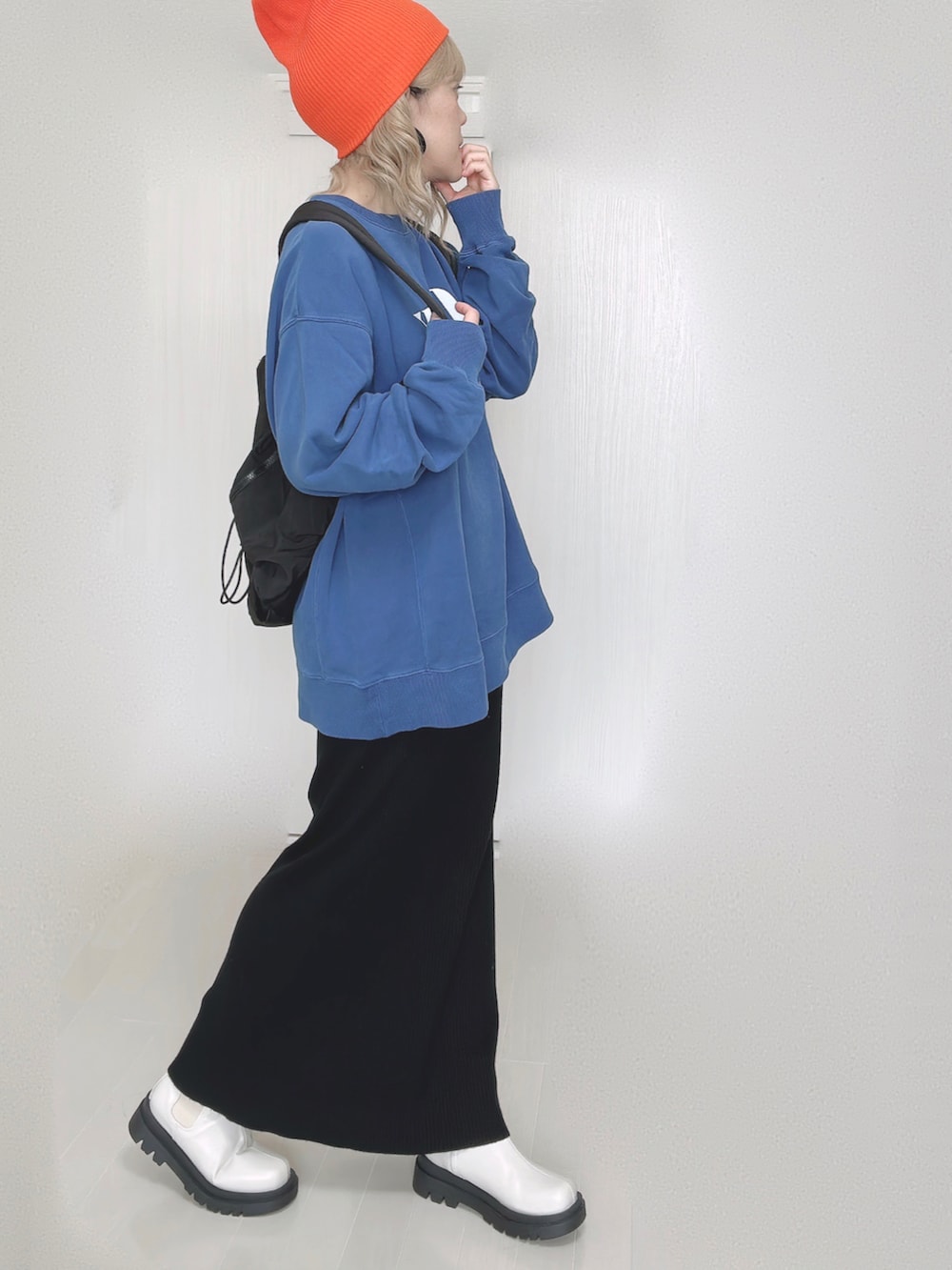 ブルー系のスウェット、ブラック系のバックパック/リュック、ブラック系のスカートを着用したレディースの秋コーディネートの4枚目の写真