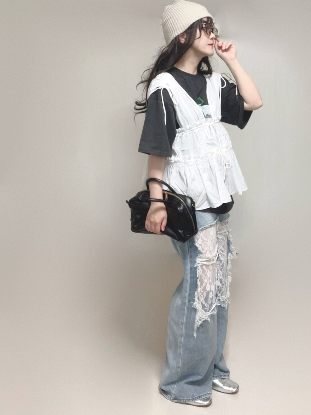 ホワイト系のシャツ/ブラウス、グレー系のTシャツ/カットソー、ブルー系のデニムパンツを着用したレディースの夏コーディネートの4枚目の写真