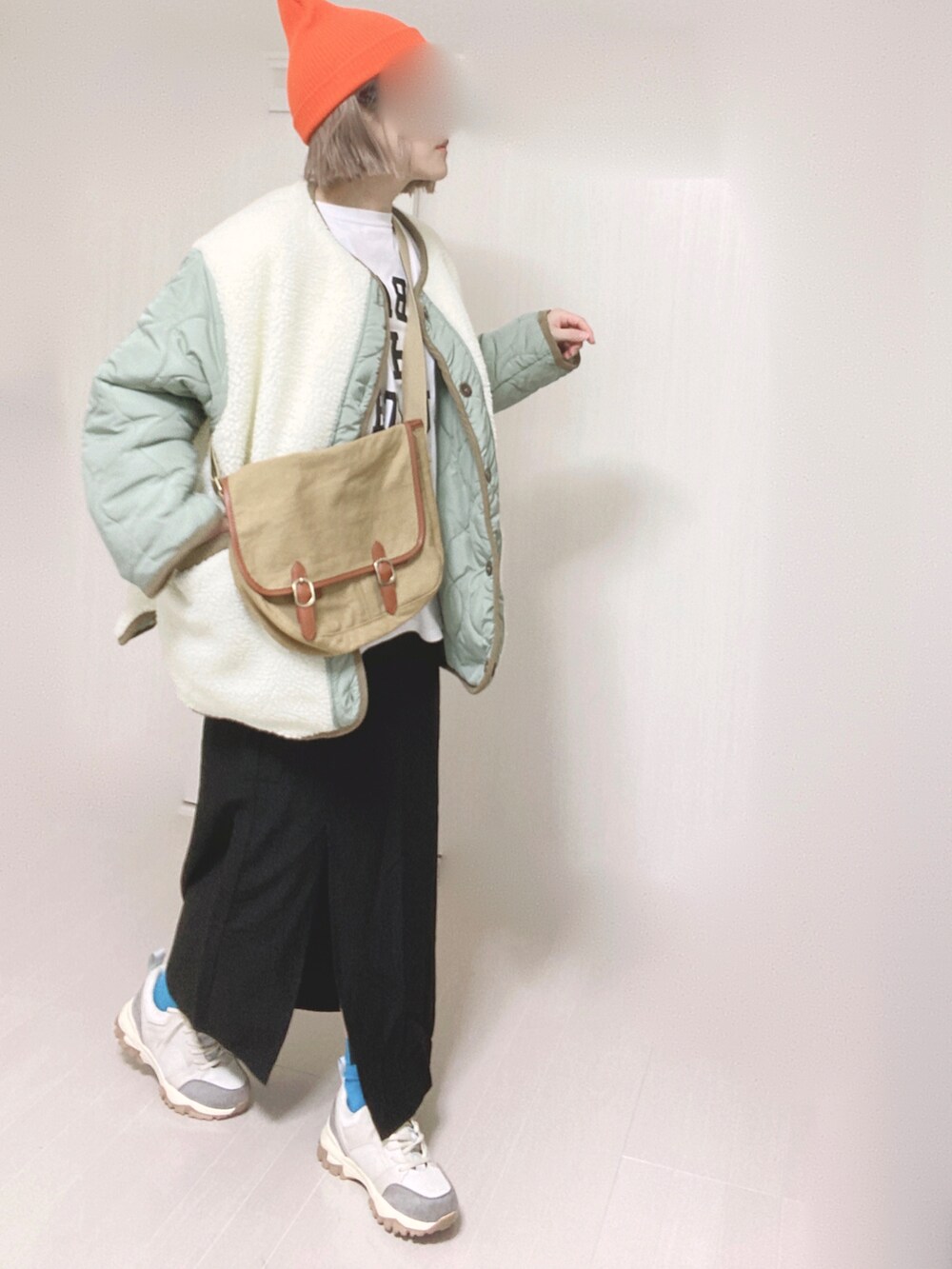 「ECRIRE、エクリール、zucca、ロゴT、ショルダーバッグ、ナロースカート、ダッドスニーカー、ANGIE VINTAGE、ANGIE、大人カジュアル、lineastoria」｜「ECRIREの【miho.a.nicoコラボ】キルティングジャケット（ノーカラージャケット、ホワイト系）」を使った、Ⓜ︎さん（レディース・152cm）の秋コーディネートの2枚目の写真