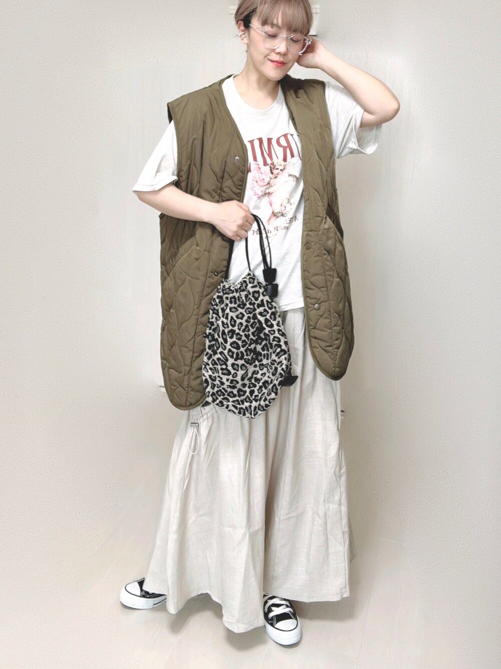 その他のエコバッグ/サブバッグ、ブラック系のスニーカーを着用したレディースの夏コーディネートの4枚目の写真