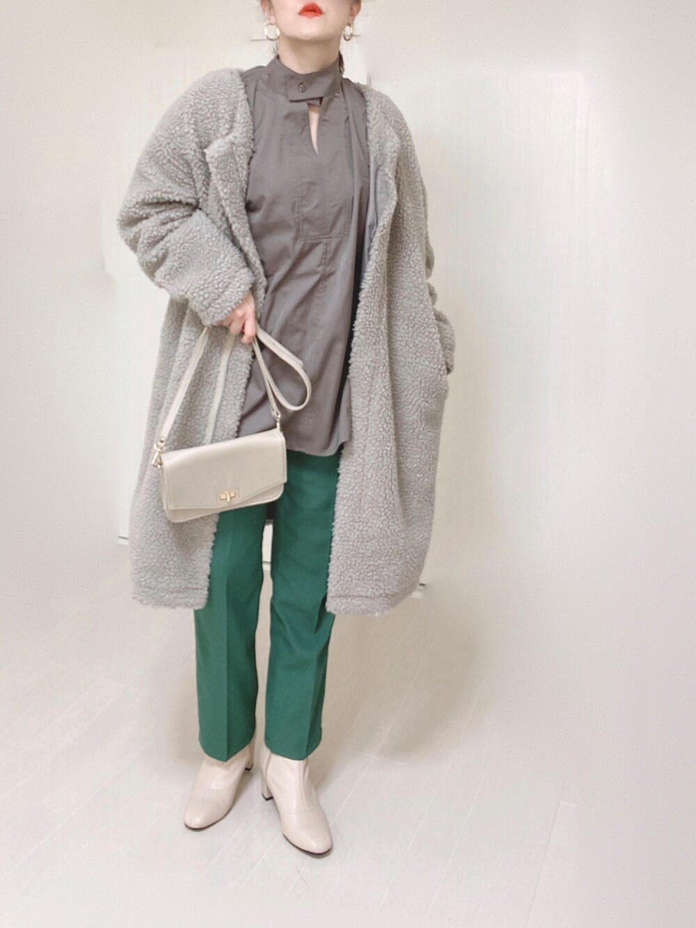 グレー系のシャツ/ブラウス、ベージュ系のノーカラーコート、ベージュ系のショルダーバッグを着用したレディースの秋コーディネートの4枚目の写真