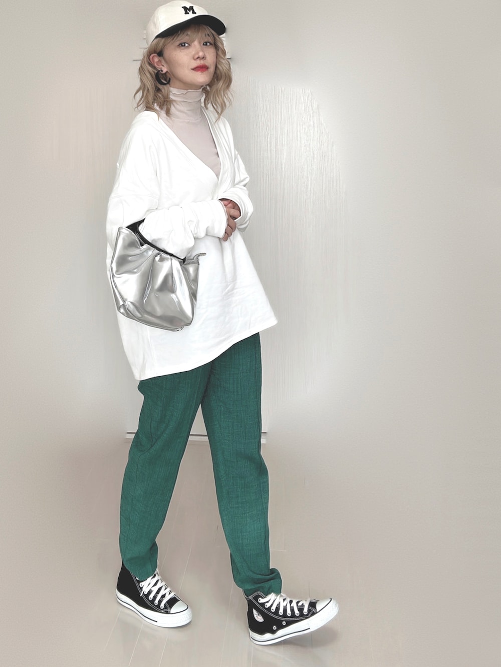 ホワイト系のスウェット、グリーン系のその他パンツ、ブラック系のスニーカーを着用したレディースの秋コーディネートの3枚目の写真