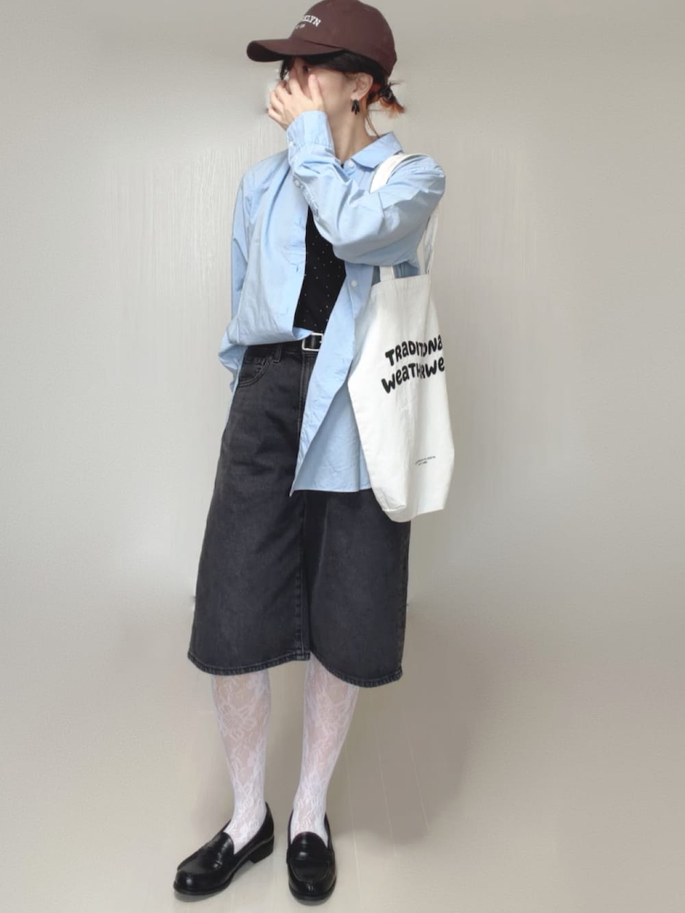 ブラック系のTシャツ/カットソー、ホワイト系のトートバッグ、ブラック系のローファーを着用したレディースの夏コーディネートの3枚目の写真