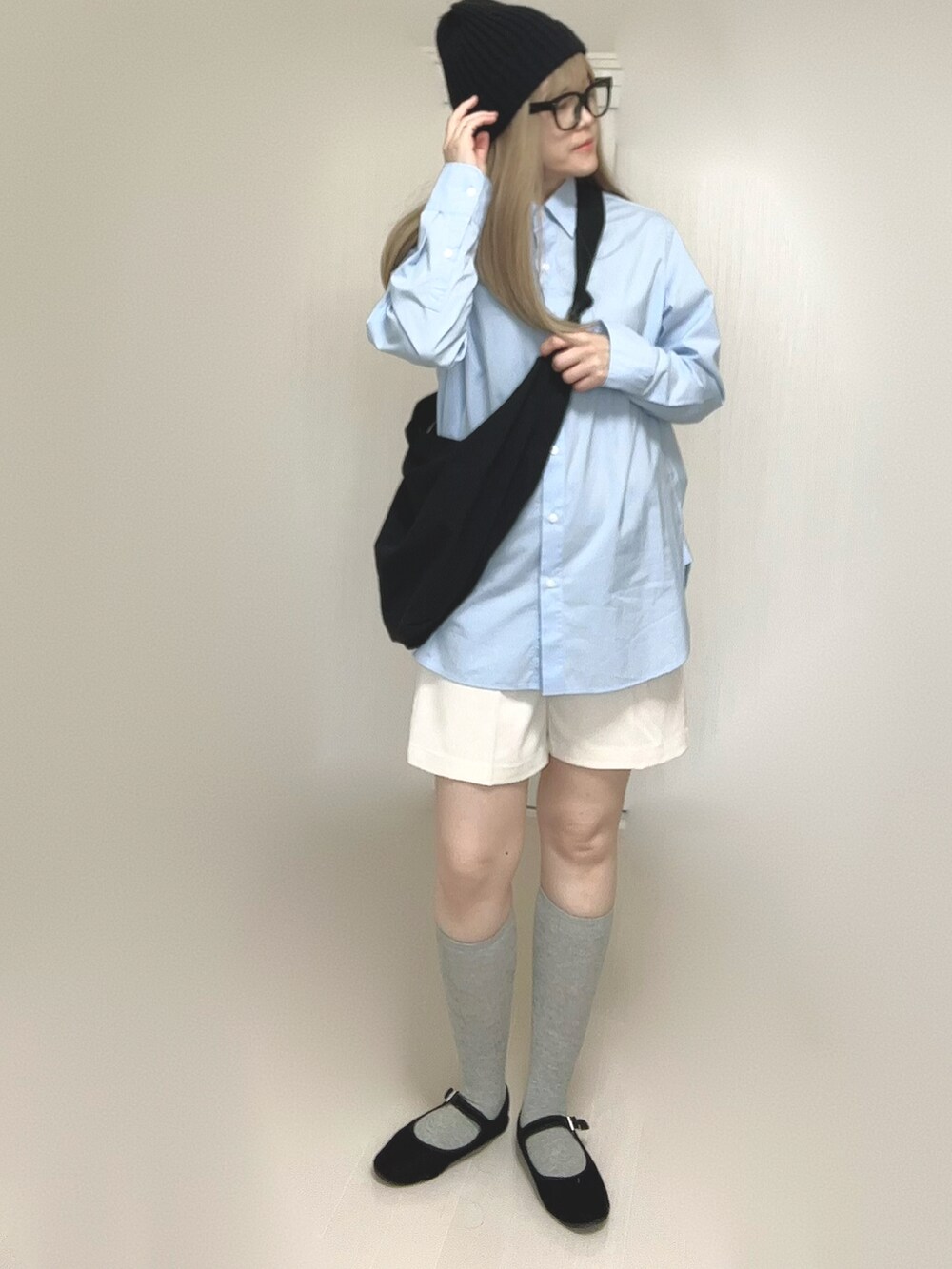 ホワイト系のその他パンツ、ブルー系のシャツ/ブラウス、ブラック系のパンプスを着用したレディースの春コーディネートの2枚目の写真