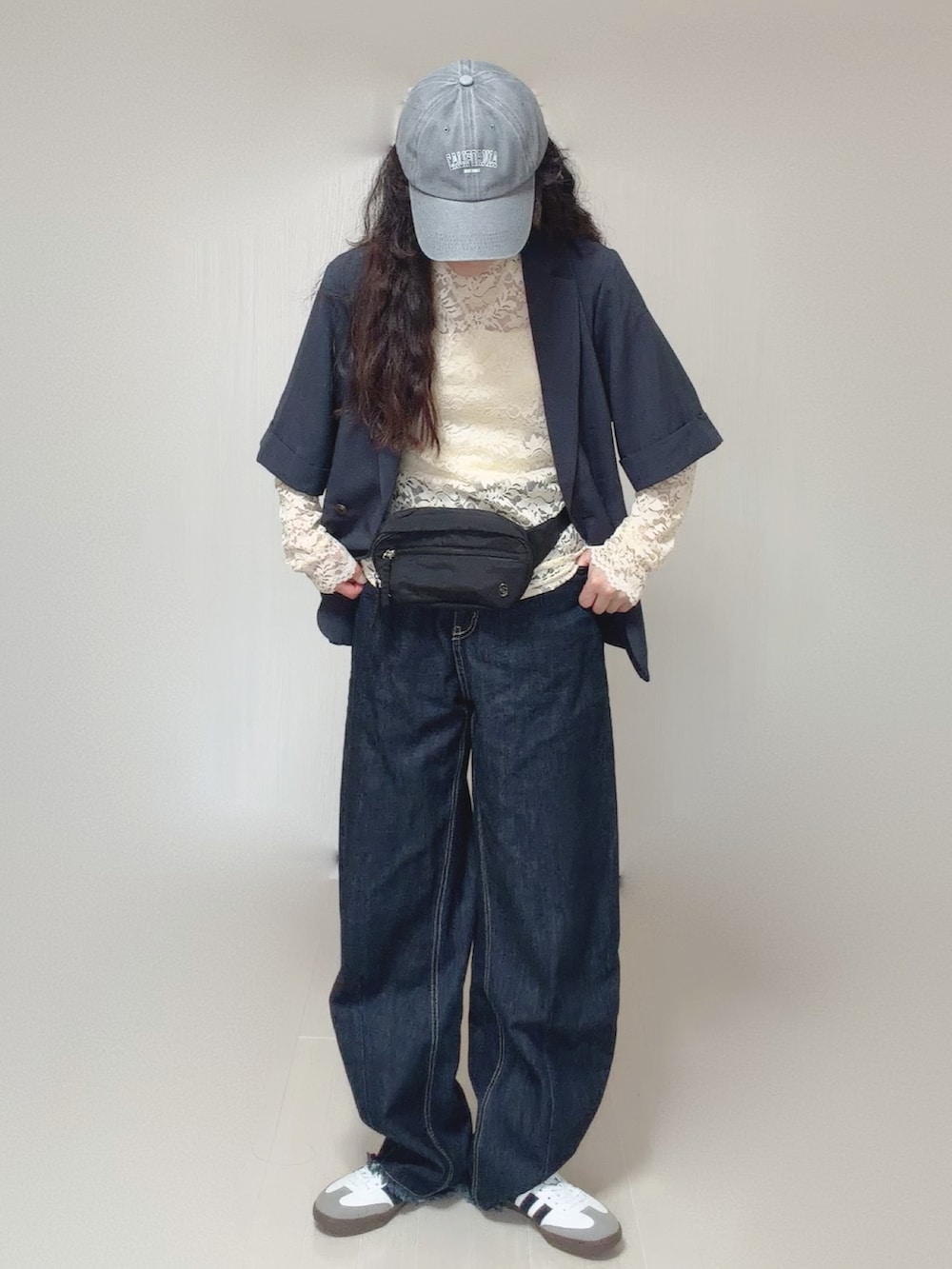 グレー系のスウェットパンツ、ブルー系のテーラードジャケット、ブラック系のボディバッグ/ウエストポーチを着用したレディースの夏コーディネートの4枚目の写真