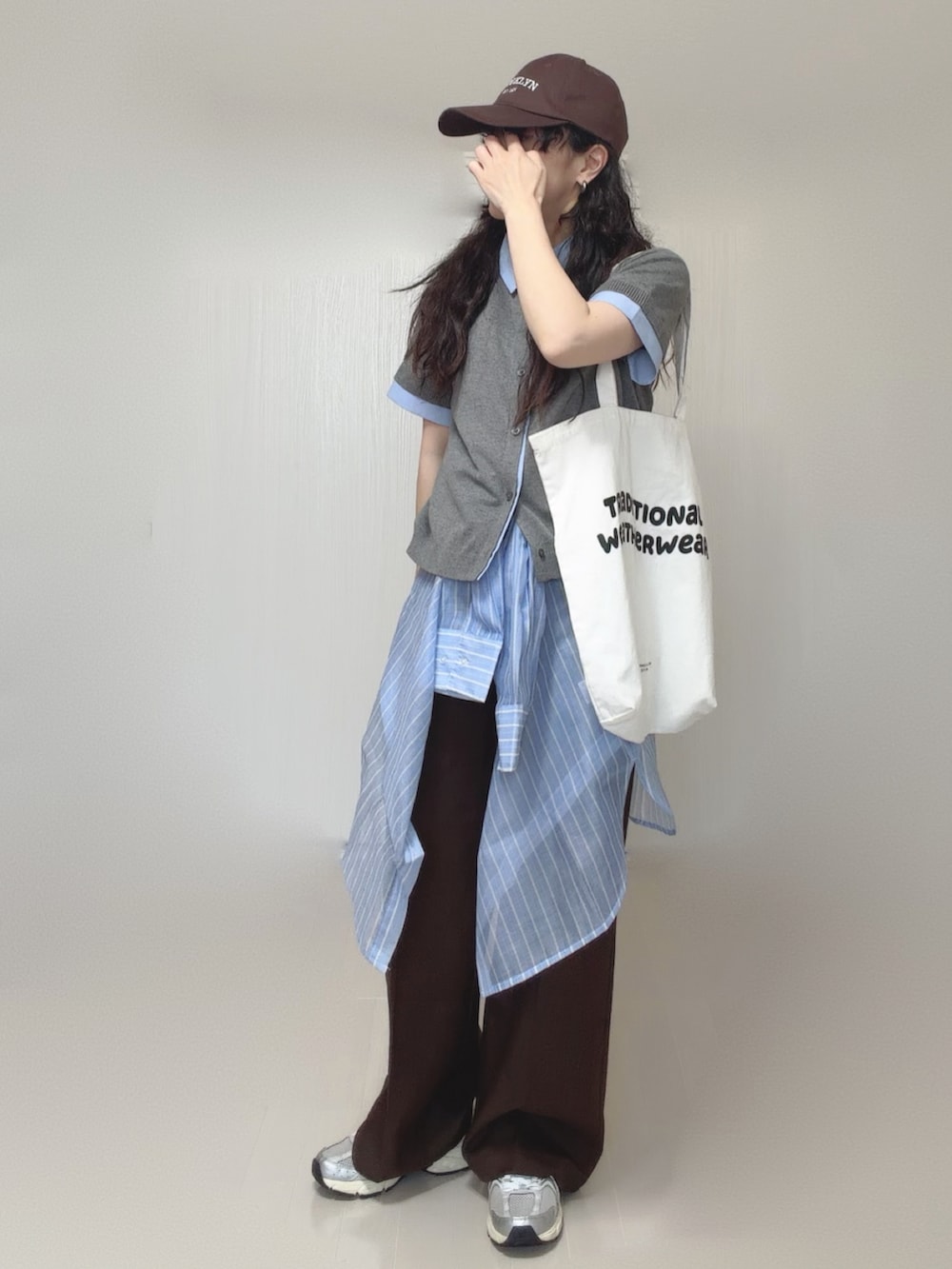 ブルー系のシャツ/ブラウス、ブラウン系のその他パンツ、グレー系のカーディガン/ボレロを着用したレディースの夏コーディネートの3枚目の写真