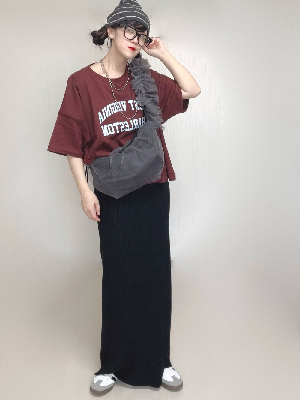 ブラウン系のTシャツ/カットソー、グレー系のテーラードジャケット、グレー系のショルダーバッグを着用したレディースの秋コーディネートの5枚目の写真