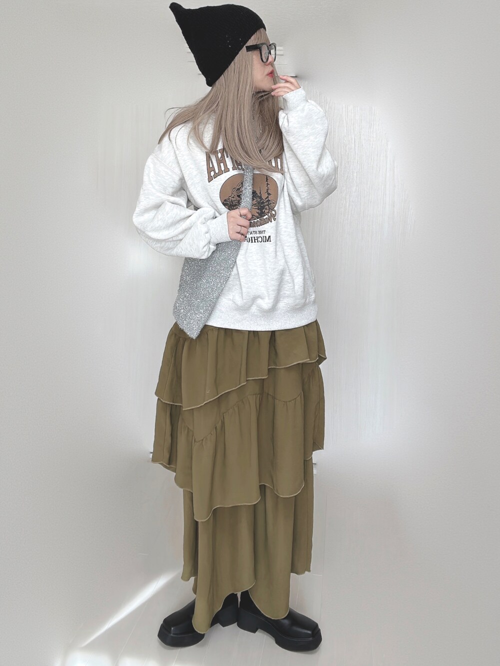 ブラック系のブーツ、ホワイト系のTシャツ/カットソーを着用したレディースの秋コーディネートの2枚目の写真