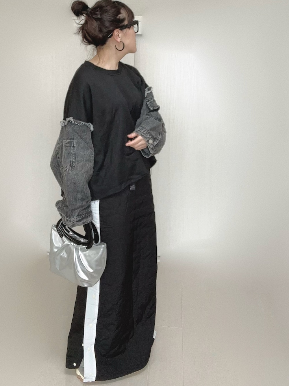 ブラック系のスカート、ベージュ系のスニーカーを着用したレディースの冬コーディネートの3枚目の写真