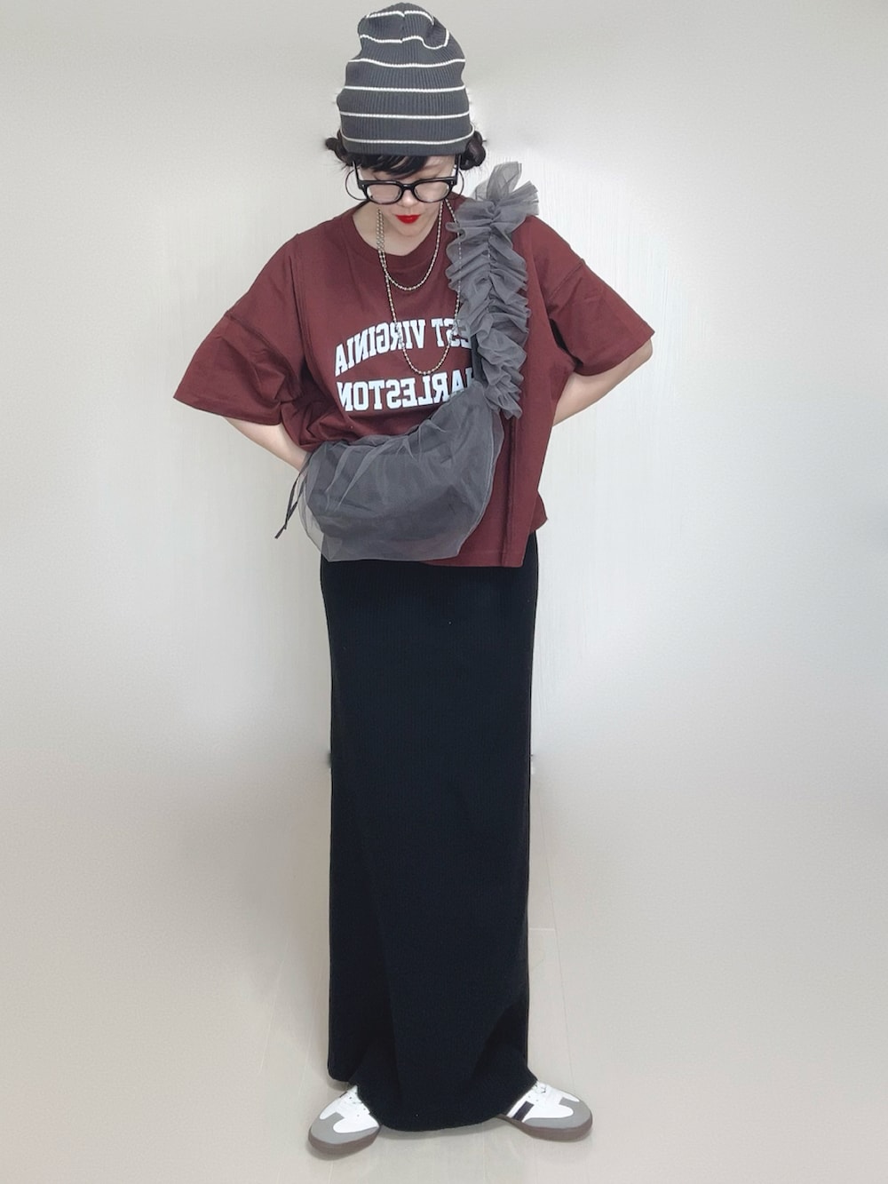 ブラウン系のTシャツ/カットソー、グレー系のテーラードジャケット、グレー系のショルダーバッグを着用したレディースの秋コーディネートの3枚目の写真