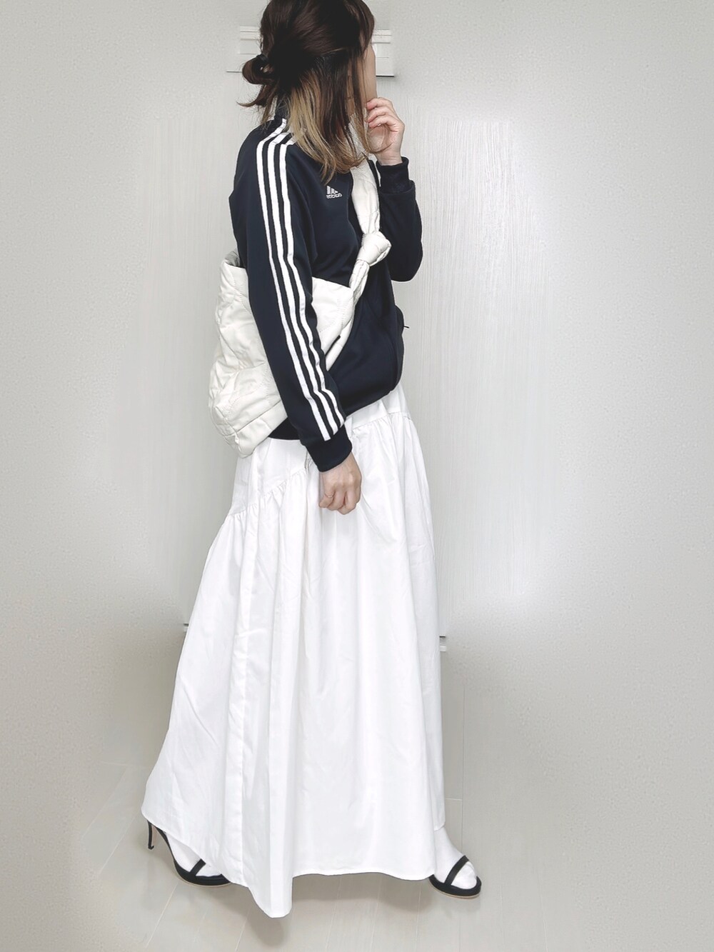 ブルー系のナイロンジャケット、ホワイト系のショルダーバッグ、ホワイト系のスカートを着用したレディースの秋コーディネートの5枚目の写真