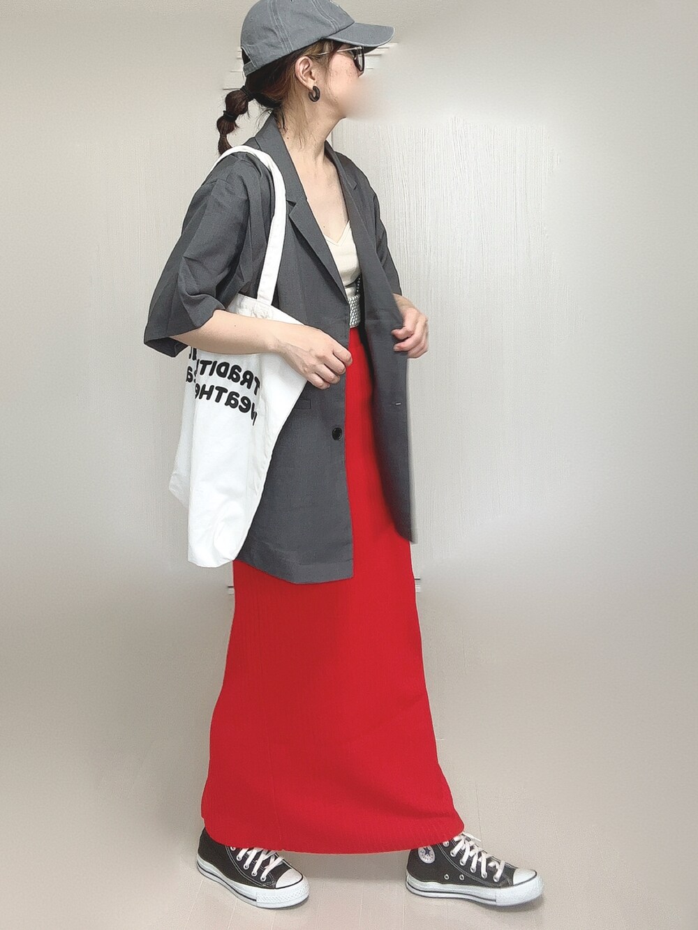 グレー系のテーラードジャケット、ホワイト系のキャミソール、ホワイト系のトートバッグを着用したレディースの夏コーディネートの5枚目の写真