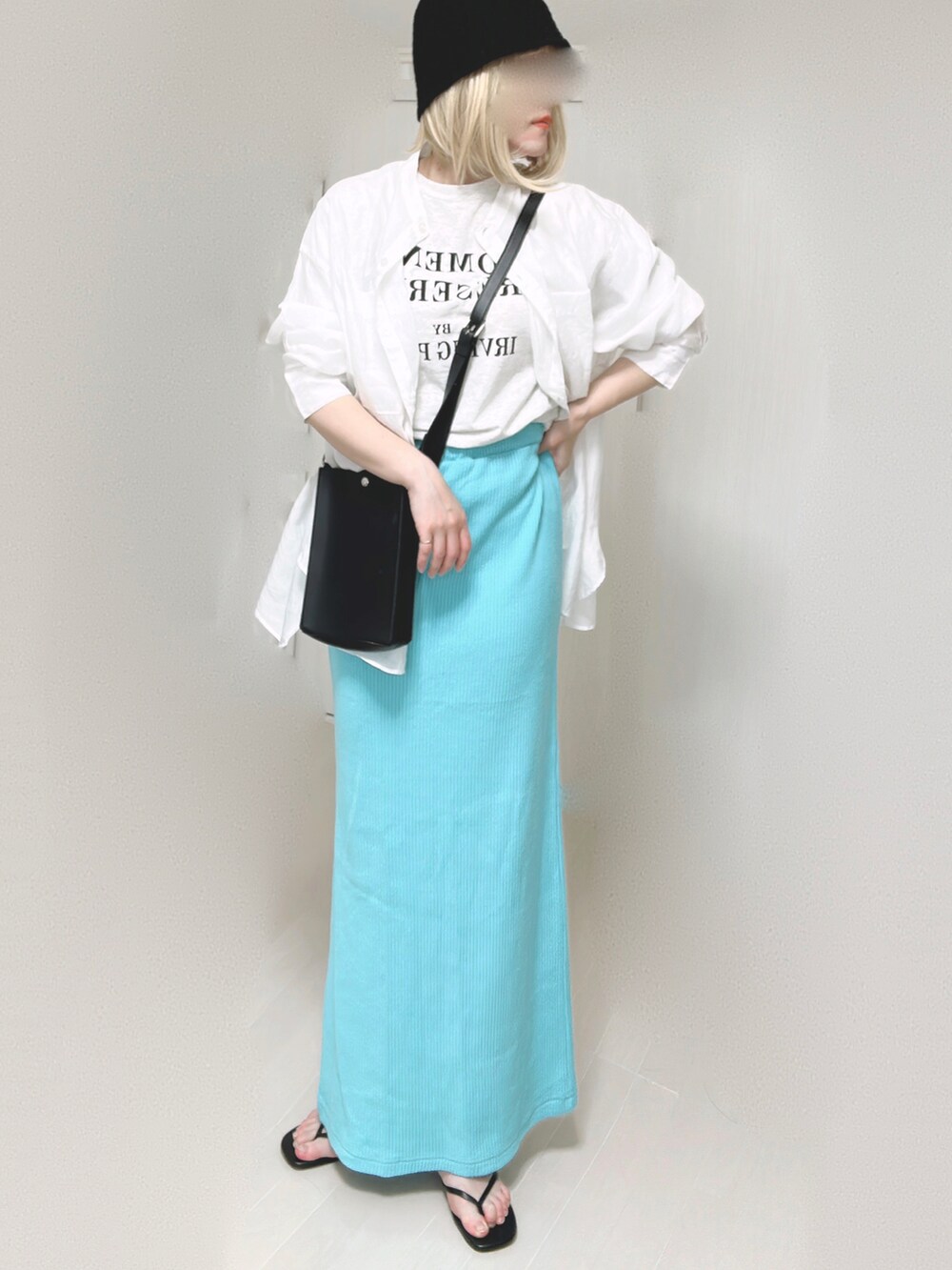 ホワイト系のシャツ/ブラウス、ブルー系のスカート、ブラック系のサンダルを着用したレディースの夏コーディネートの2枚目の写真