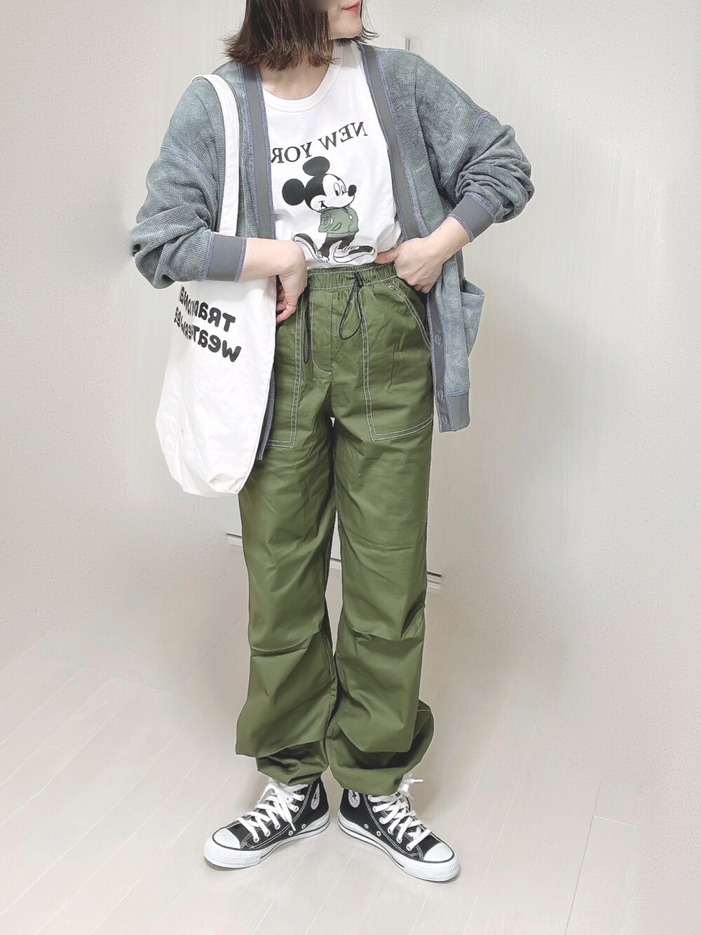 ブラック系のカーディガン/ボレロ、ホワイト系のTシャツ/カットソー、ホワイト系のトートバッグを着用したレディースの春コーディネートの3枚目の写真