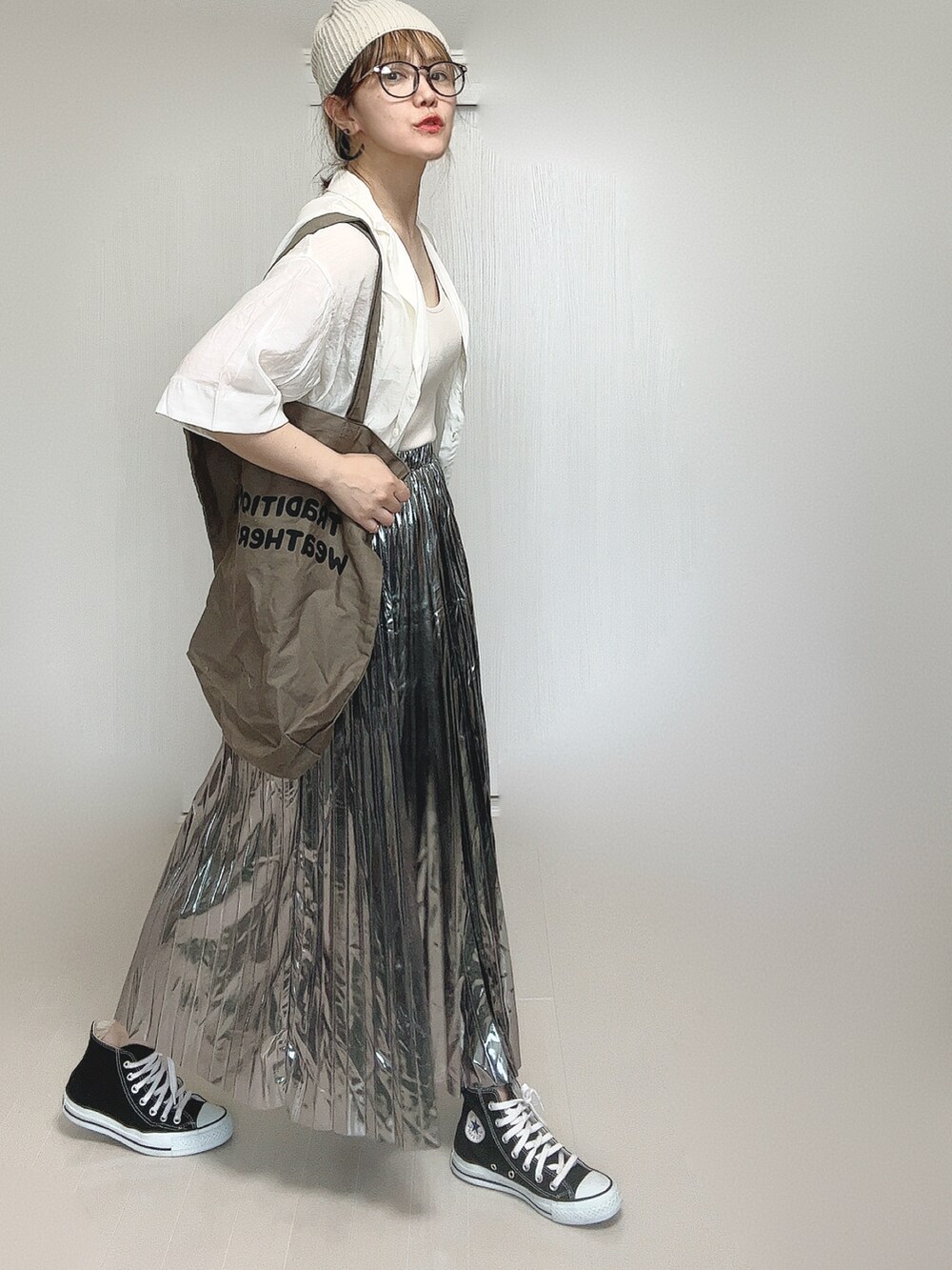 ホワイト系のシャツ/ブラウス、ブラウン系のトートバッグ、シルバー系のスカートを着用したレディースの夏コーディネートの2枚目の写真