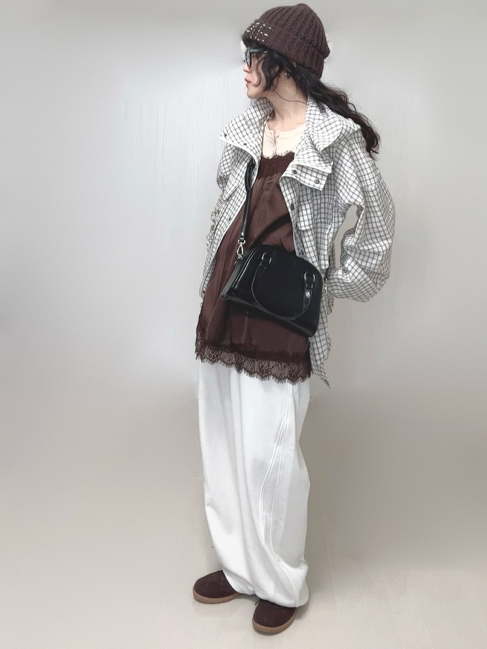 ブラック系のボストンバッグ、ホワイト系のパーカー、ホワイト系のニット/セーターを着用したレディースの春コーディネートの2枚目の写真